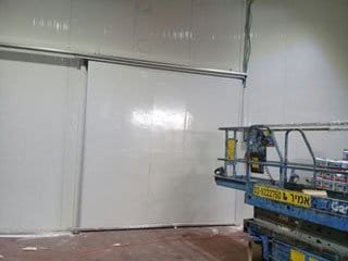 קיר פנלים מבודדים עם דלת הזזה גדולה