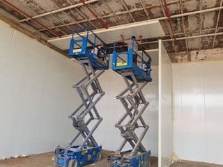 התקנת פנלי תקרה בעזרת שתי במות הרמה