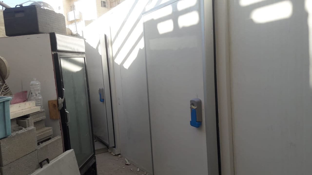 קיר פנלים עם דלת של חדר קירור